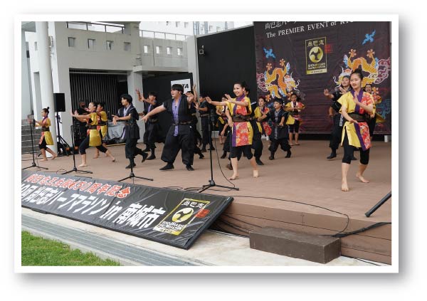 現代版組踊 チーム鬼鷲 尚巴志にちなんだ舞台を演じる メンバーによる勇壮な踊り！