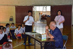 呉屋さんが沖縄戦体験を中学生へ語り継ぐ