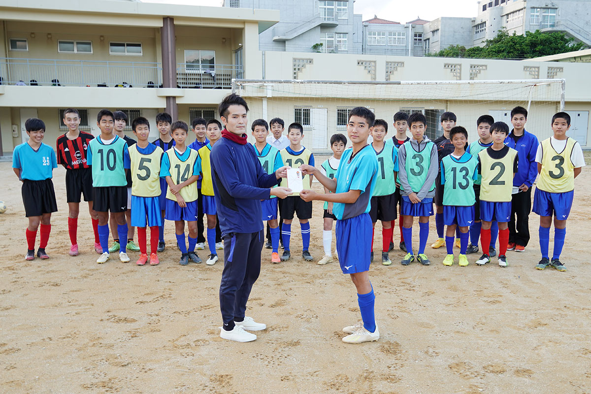 九州大会出場の玉城中サッカー部へOBが寄付金を贈呈（2021/09/11）