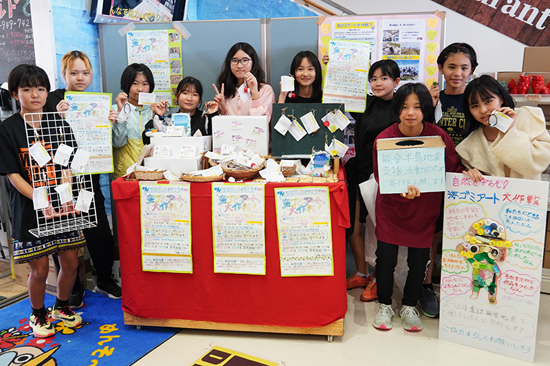 佐敷小6年生が「海ごみアート」で被災地を支援（2024/03/04）