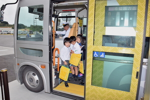 OISの児童がNバス乗車体験