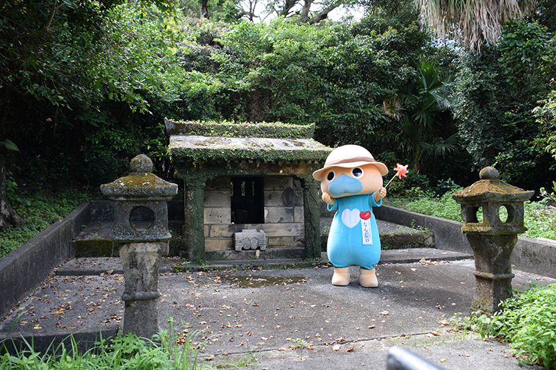 公民館に隣接する拝所・お宮