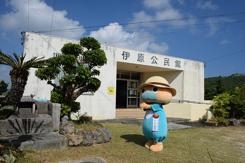 公民館とウガン毛の地祖神