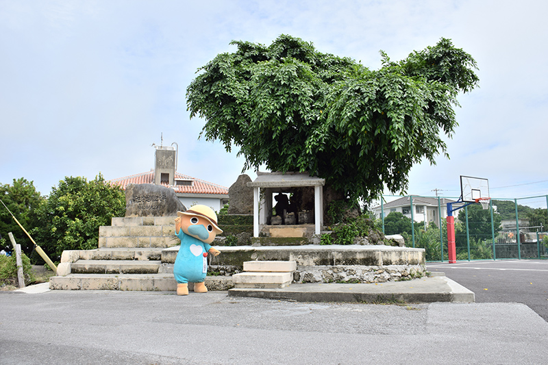 公民館近くにある堀川(ふっちゃー)拝所(はいしょ)