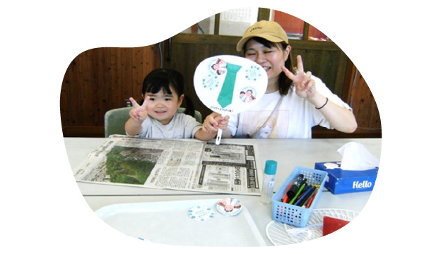 うちわをデザインする親子