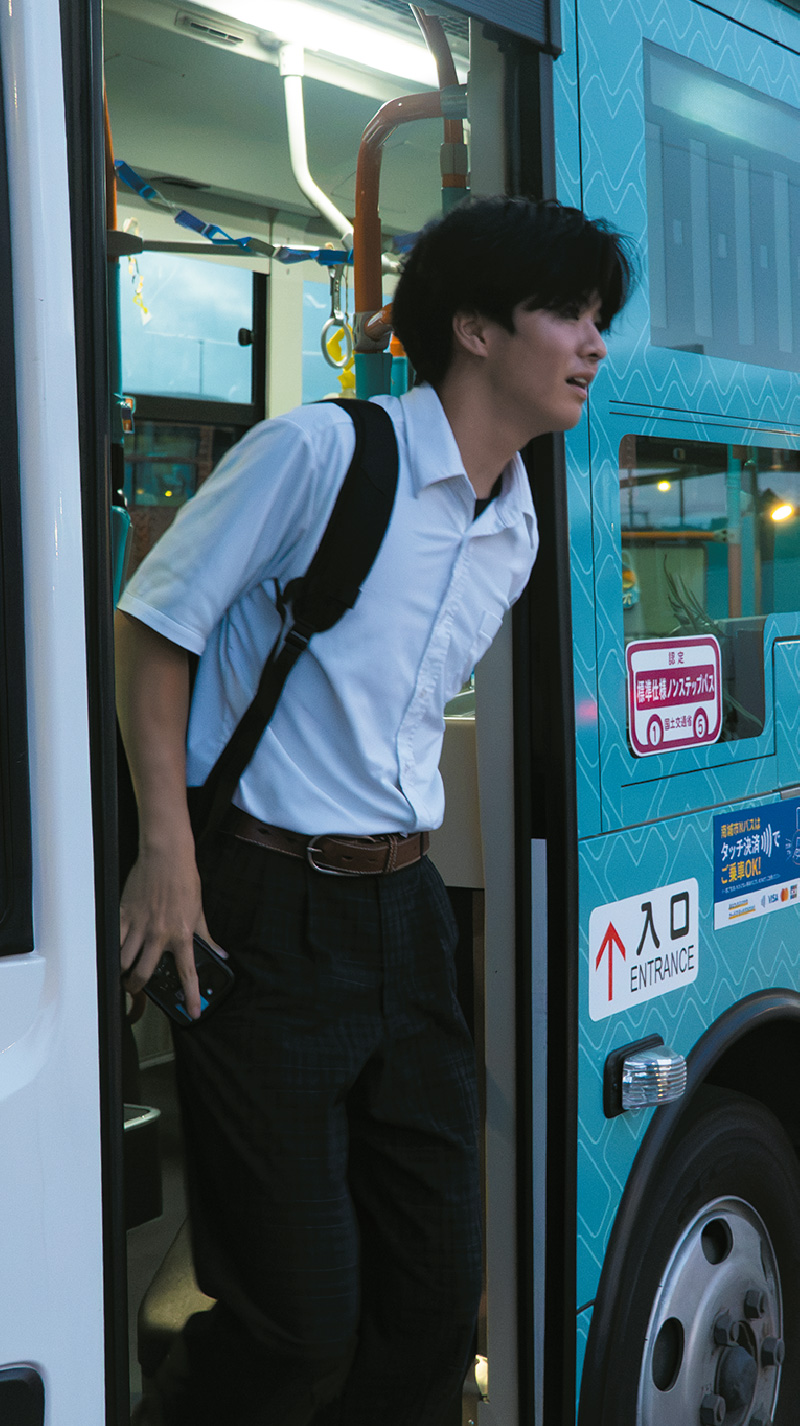 バスを降りる藤原さん