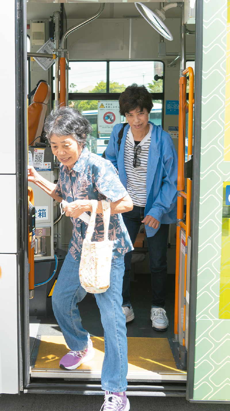 バスを降りる吉田さん