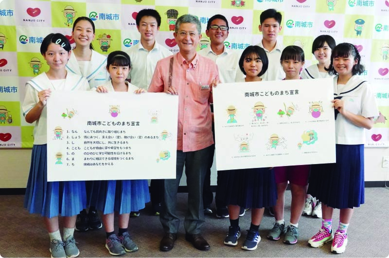 ワークショップに参加した子どもたちと瑞慶覧市長