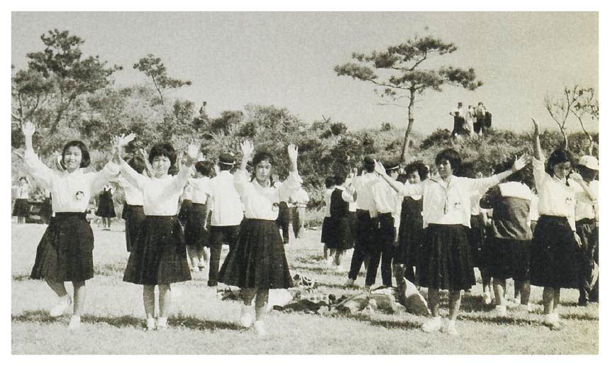 当時、展望台がある大里城址公園は遠足の名所だったようだ。真和志中学校の卒業アルバムより。