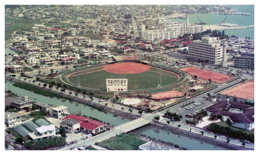 開発が進められていた新開に新開球場がオープン（86年）。沖縄メディカル病院も同時期に開院。