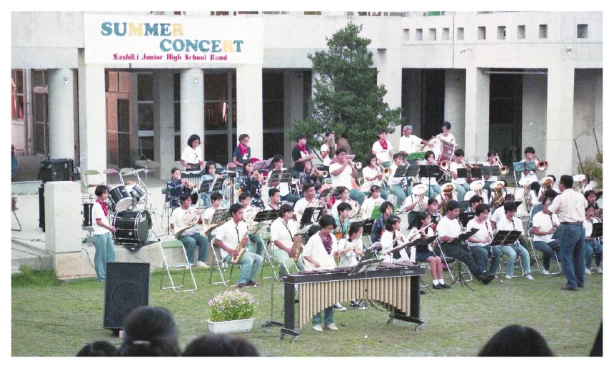 94年にシュガーホールが開館。写真は佐敷中学校のサマーコンサートの様子（95年）。