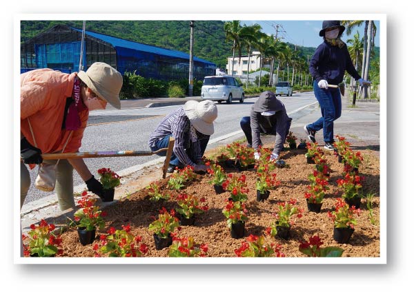 南城市女性会 国道沿いを花植え （10月2日）