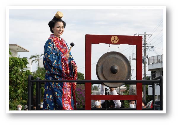 西村 綾織 さん 聞得大君の衣装で スターターをしていただきました