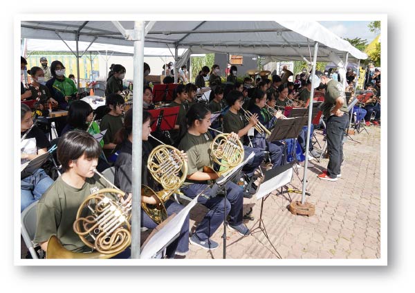 佐敷中学校 吹奏楽部 軽快な音楽で会場の雰囲気が さらに盛り上がります