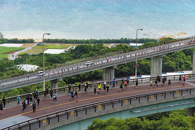 絶景を走る「ニライ橋・カナイ橋」