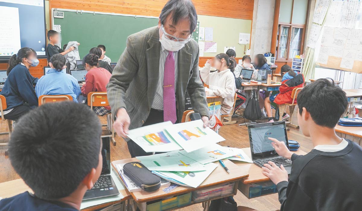 佐敷小学校6年生を対象に、名桜大学の寺本潔特任教授を招いた総合学習の授業。