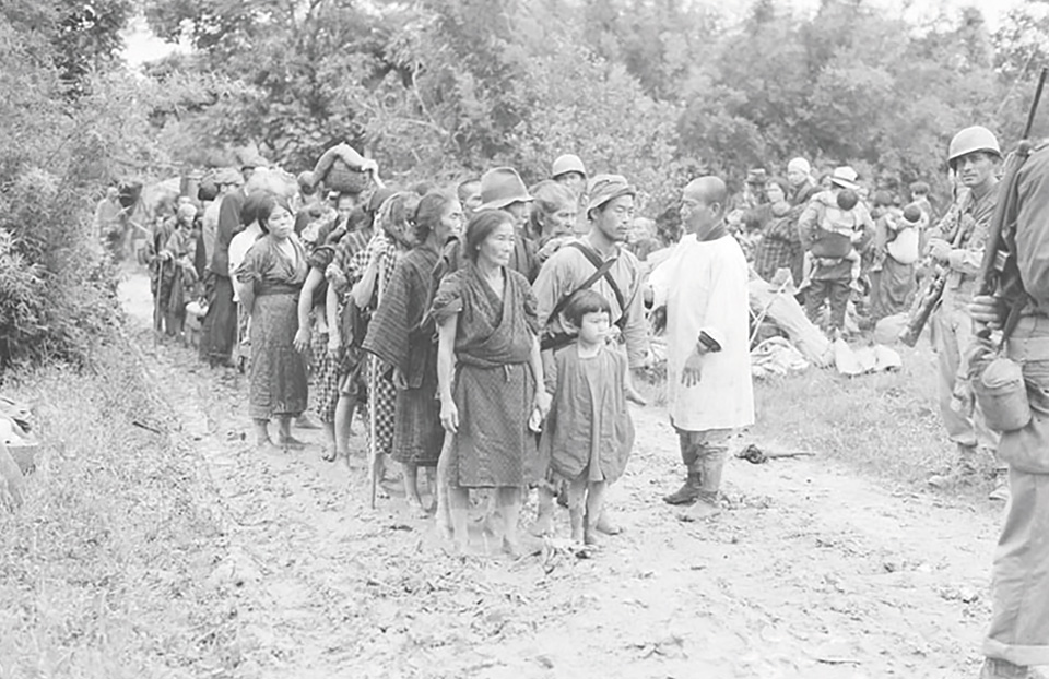 収容された住民 （1945年6月/沖縄県公文書館所蔵）