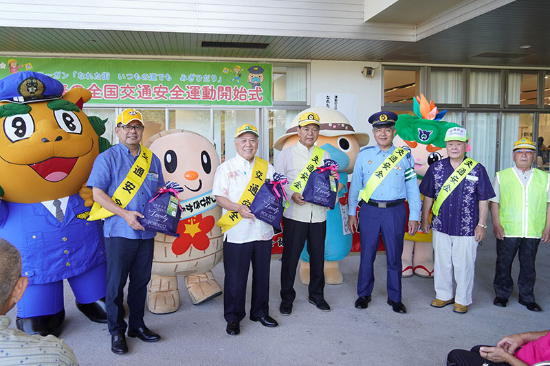 春の全国交通安全運動開始式　新1年生へ交通安全グッズを贈呈（2022/05/11）