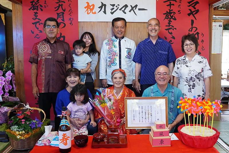 市長がカジマヤーをお祝い。カジマヤー慶祝訪問（2023/10/20）