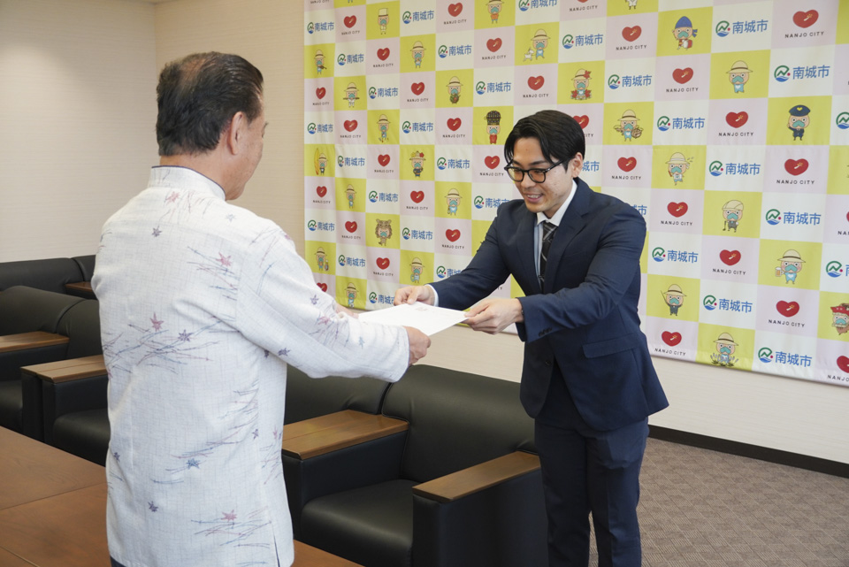 南城市から玉城町へ　人事交流職員の辞令交付式を実施