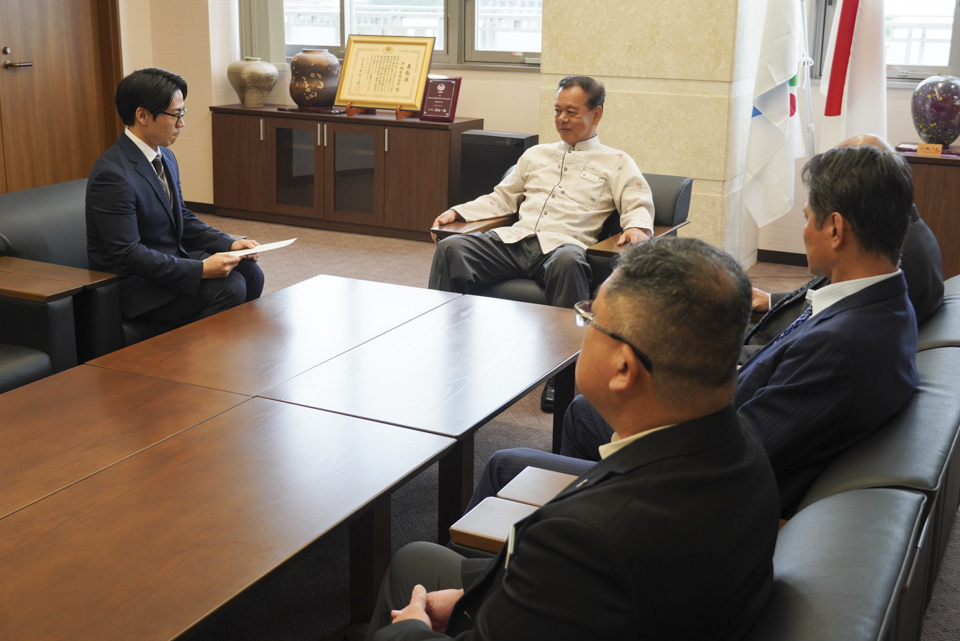 南城市から玉城町へ　人事交流職員の辞令交付式を実施