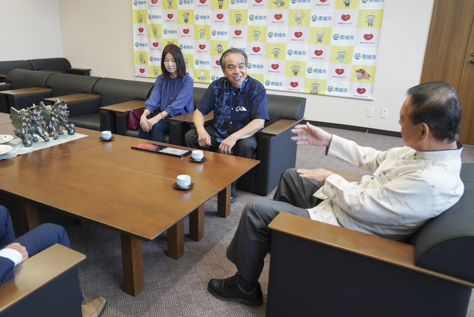 沖縄県工芸士に佐野壽雄さんが認定　市長へ喜びの報告