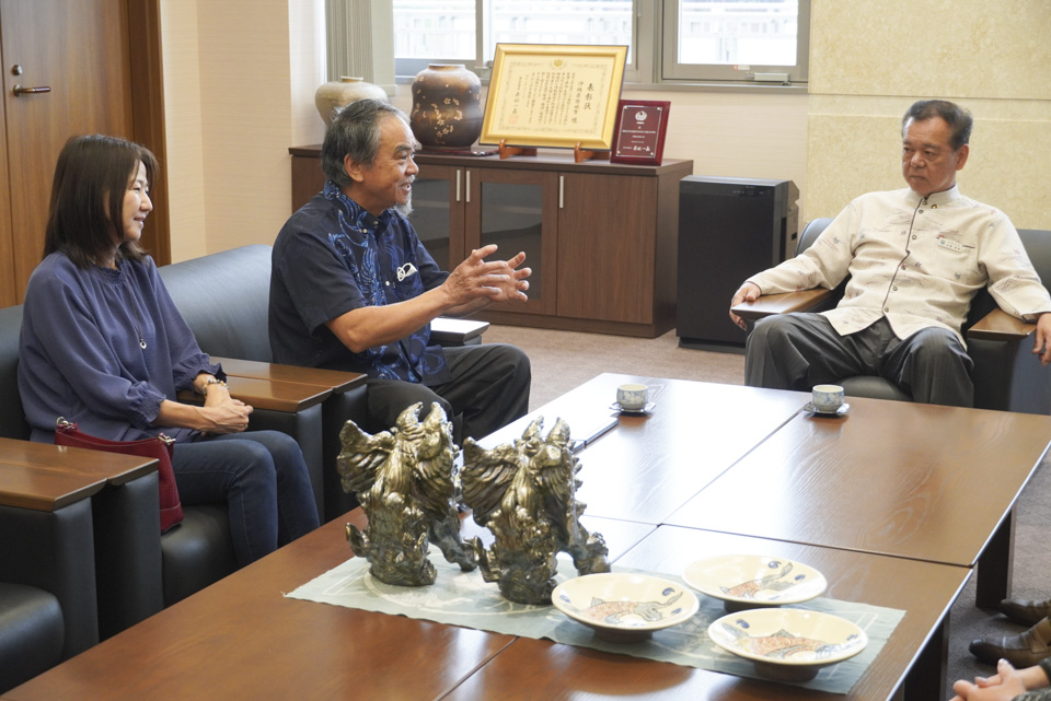 沖縄県工芸士に佐野壽雄さんが認定　市長へ喜びの報告