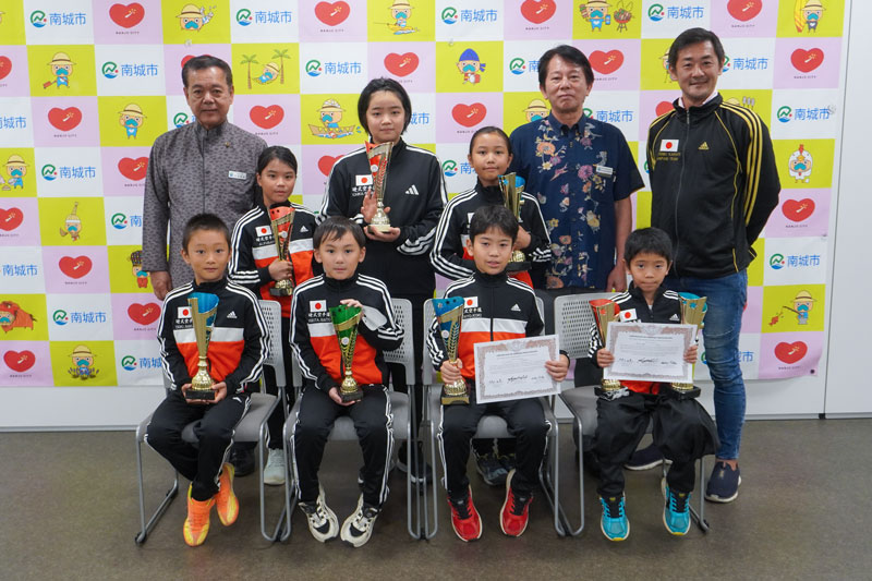 選手、関係者、市長、教育長の集合写真