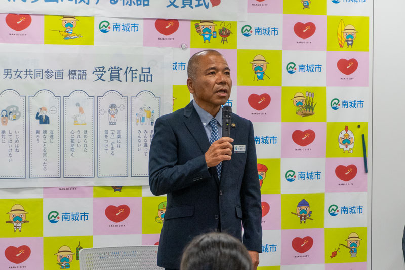 あいさつをする大城市長