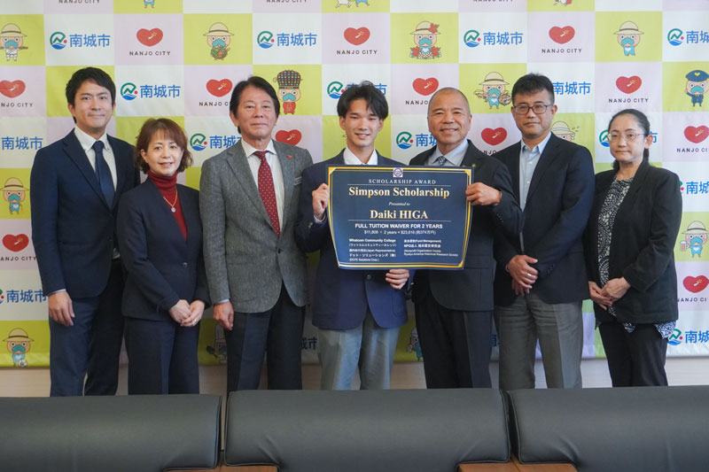 関係者と記念撮影