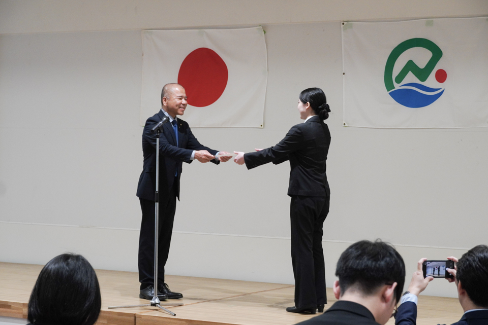 新採用職員への辞令交付