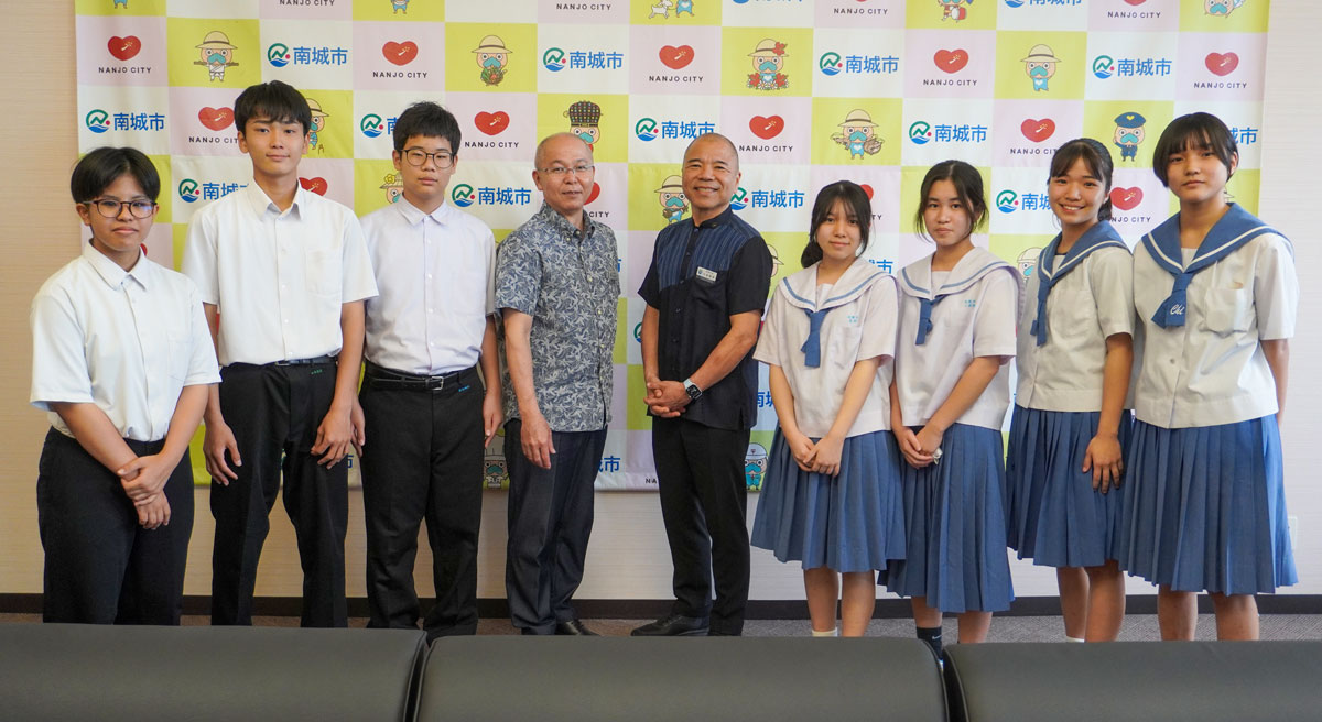 審査員の中学生が市長表敬