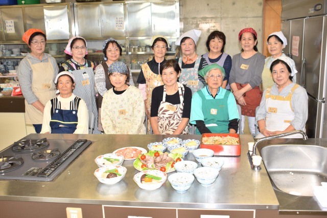知念区のミニデイと老人クラブがコラボ料理教室を開催