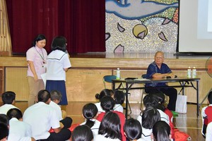 呉屋さんが沖縄戦体験を中学生へ語り継ぐ