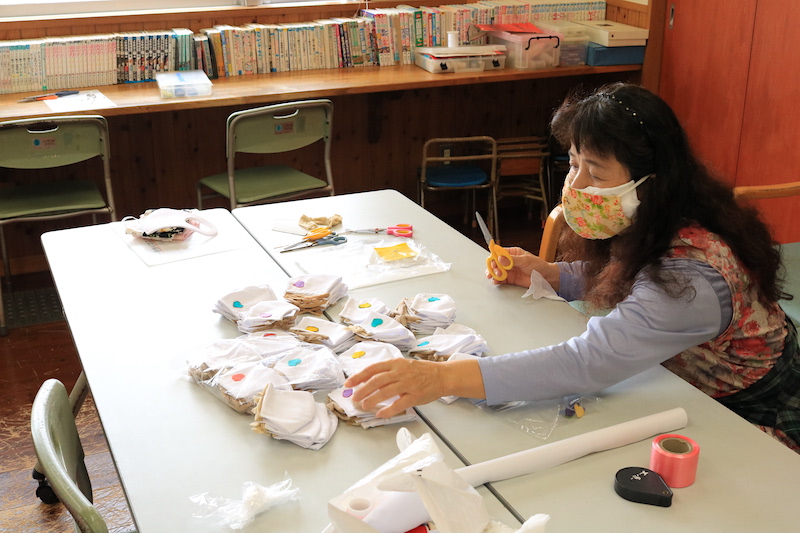 児童厚生員が新一年生へ手作りマスクをプレゼント