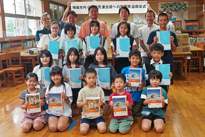 商工会が市内小学生へノートを贈る（2022/08/29）