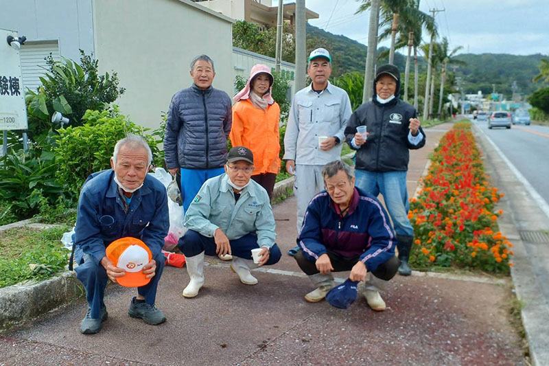 新年へ向けて国道331号を彩る。さしき健走会が植樹帯を手入れ（2022/12/24）