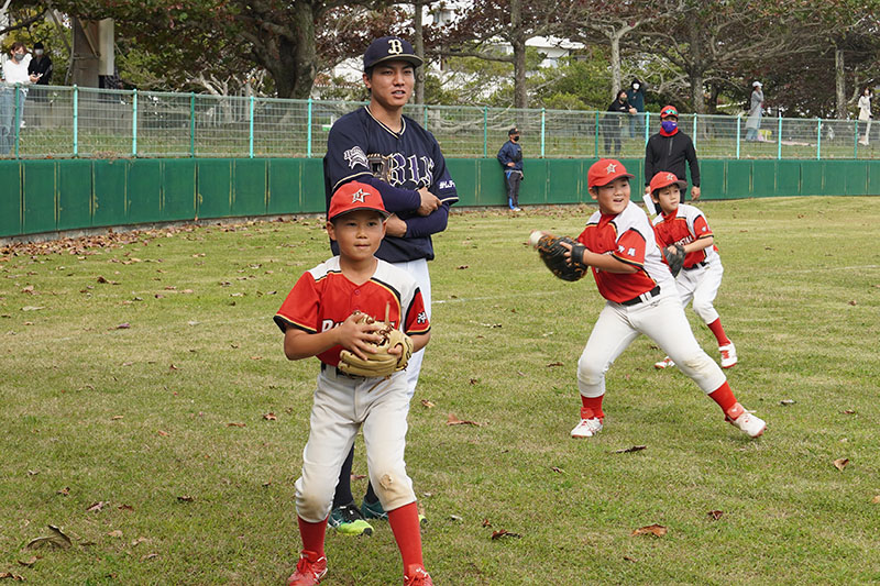 「プロ野球沖縄県人会」６選手が野球教室。市出身の嶺井捕手が活躍を誓う（2022/12/28）