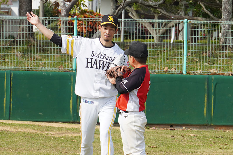 「プロ野球沖縄県人会」６選手が野球教室。市出身の嶺井捕手が活躍を誓う（2022/12/28）