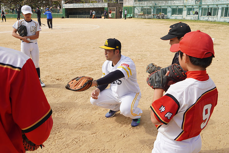 「プロ野球沖縄県人会」６選手が野球教室。市出身の嶺井捕手が活躍を誓う（2022/12/28）