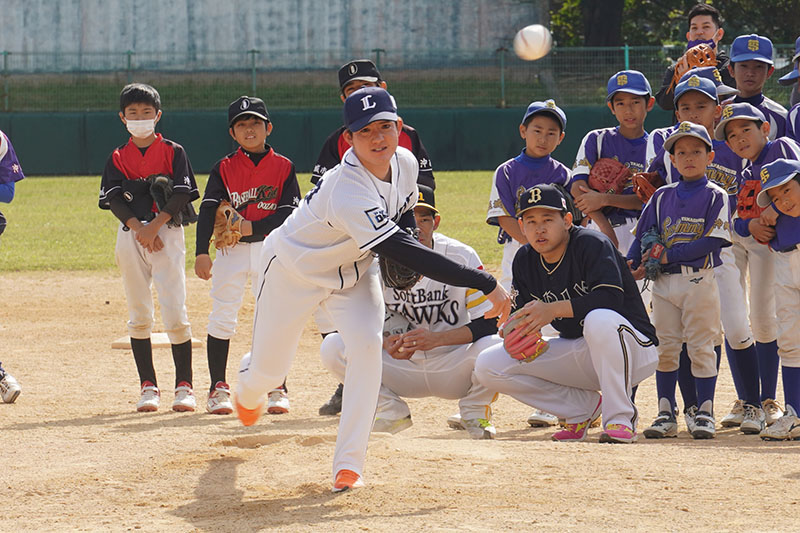 「プロ野球沖縄県人会」６選手が野球教室。市出身の嶺井捕手が活躍を誓う（2022/12/28）