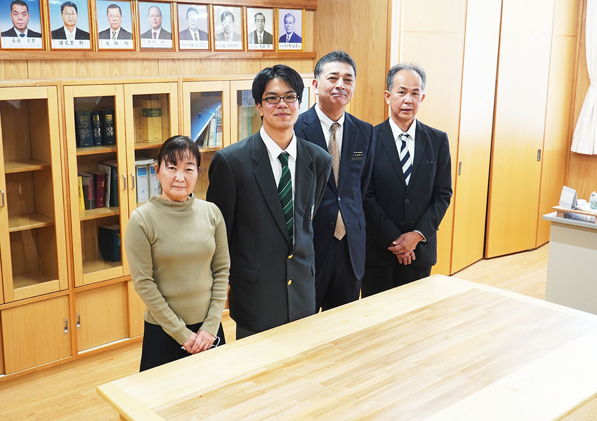 大里中OBの五十嵐未来さんが母校へ会議テーブルを贈呈（2023/02/03）