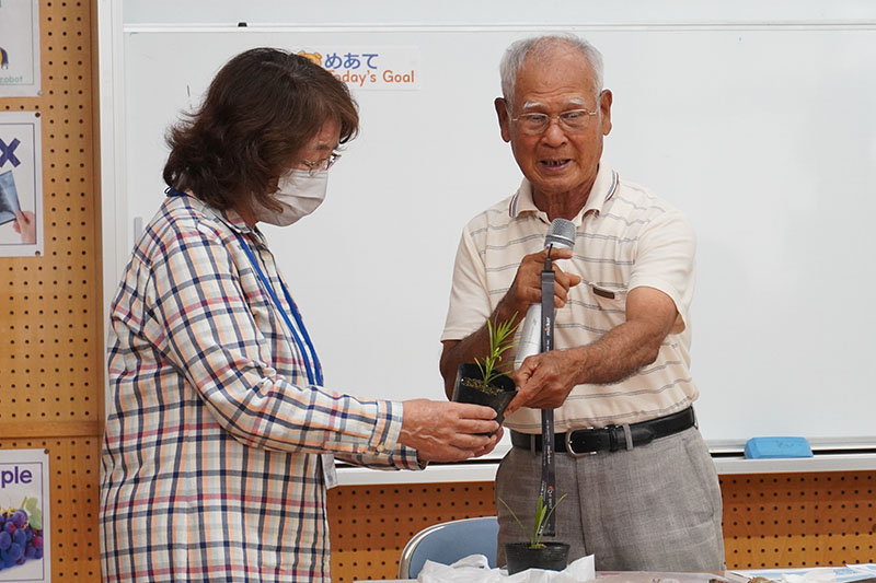 知念小でキバナノヒメユリの学習会（2023/06/16）