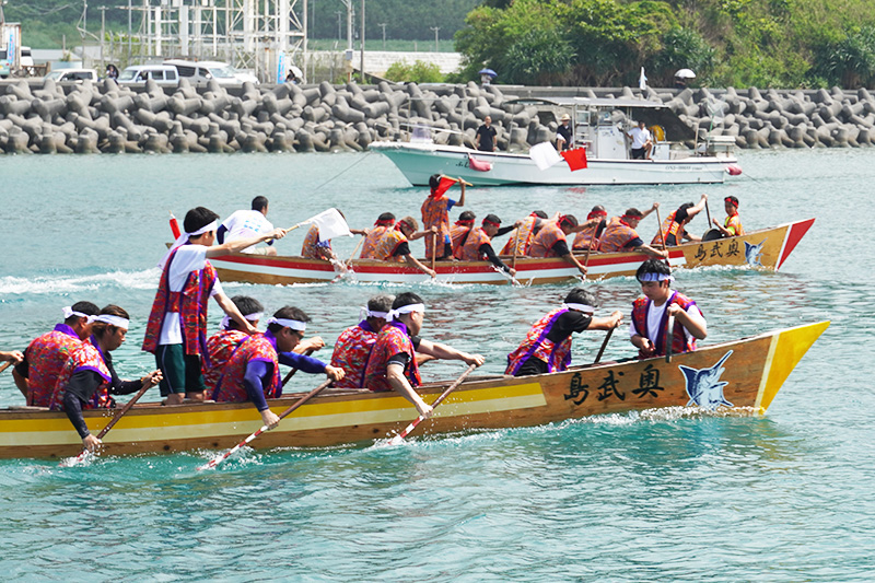 名勝負に島が湧く。奥武島ハーリーで東が勝利（2023/06/21）