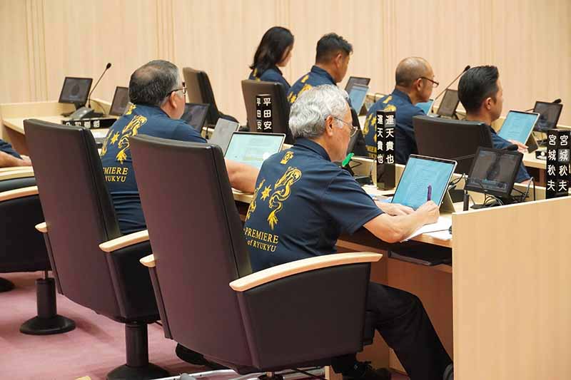 市議会で記念ポロシャツを着用　尚巴志ハーフマラソン大会をPR（2023/09/22）
