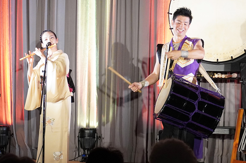 和太鼓・篠笛と琉球舞踊のコラボレーションで魅了。公民館で出前ステージ（2023/11/07）