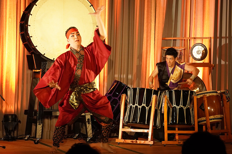 和太鼓・篠笛と琉球舞踊のコラボレーションで魅了。公民館で出前ステージ（2023/11/07）
