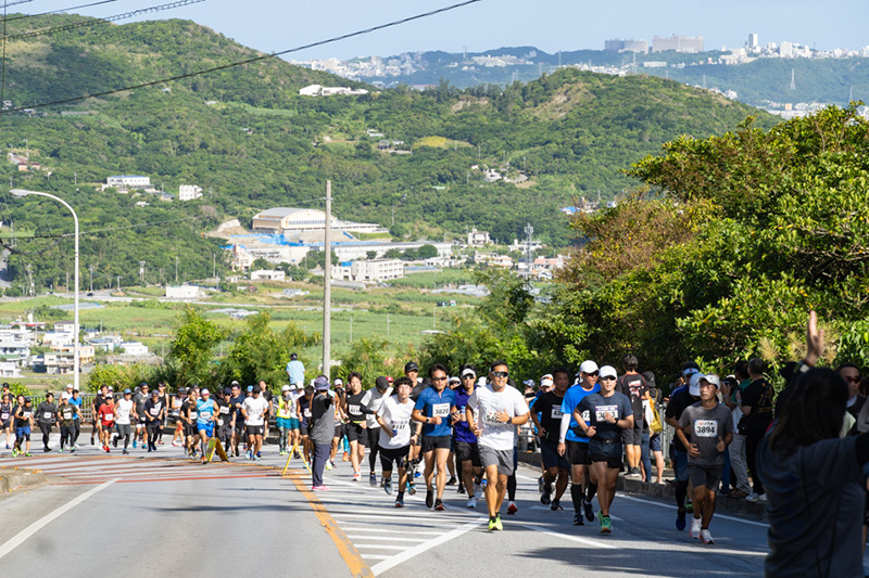 南城路を駆け抜ける。第20回尚巴志ハーフマラソンin南城市大会（2023/11/05）