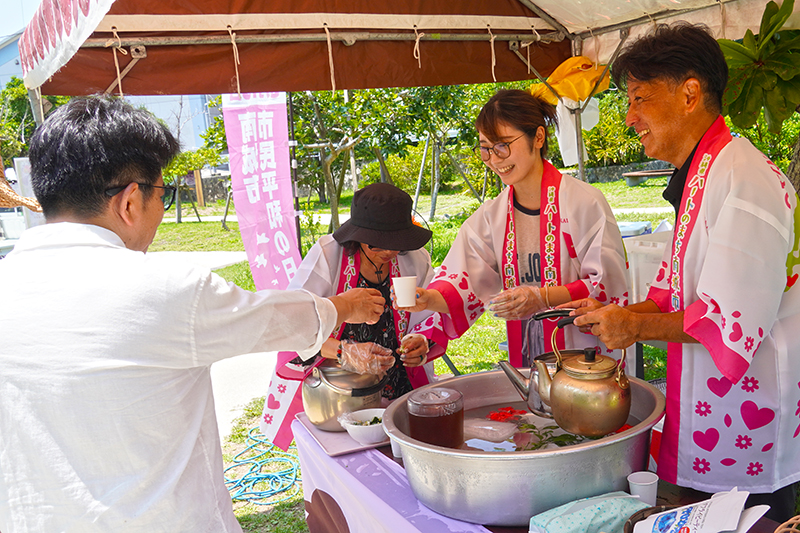 観光客へ南城市産のハーブティーでおもてなし（2024/08/10）