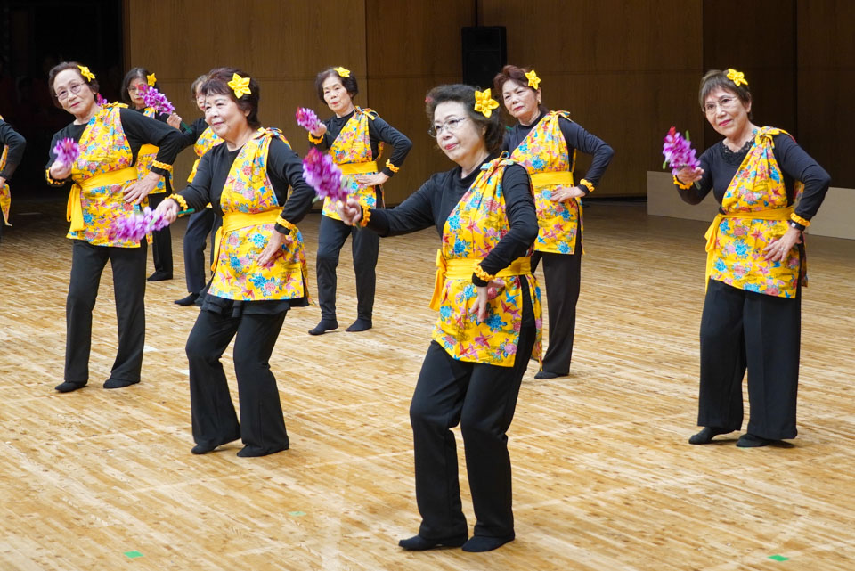 玉城老連民踊愛好会「花と花」